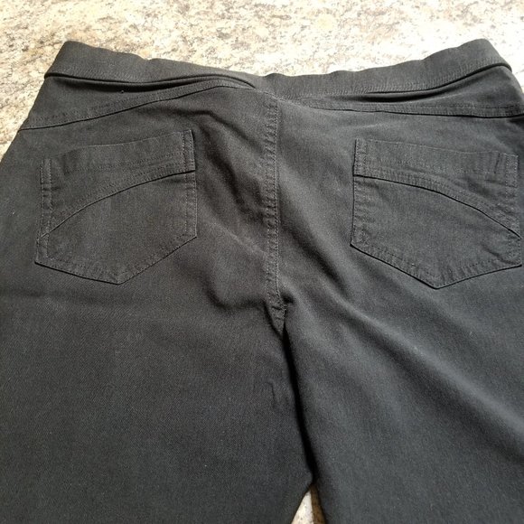 SOHO Stretch Capri Pants - Picture 6 of 8